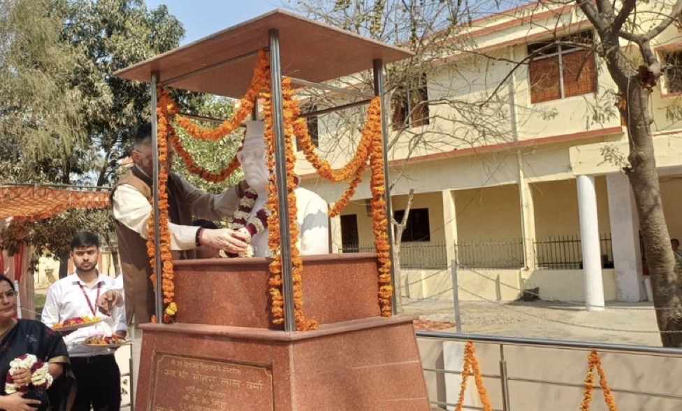 Shri Santosh Gangwar at Babu Mohanlal Verma's bust