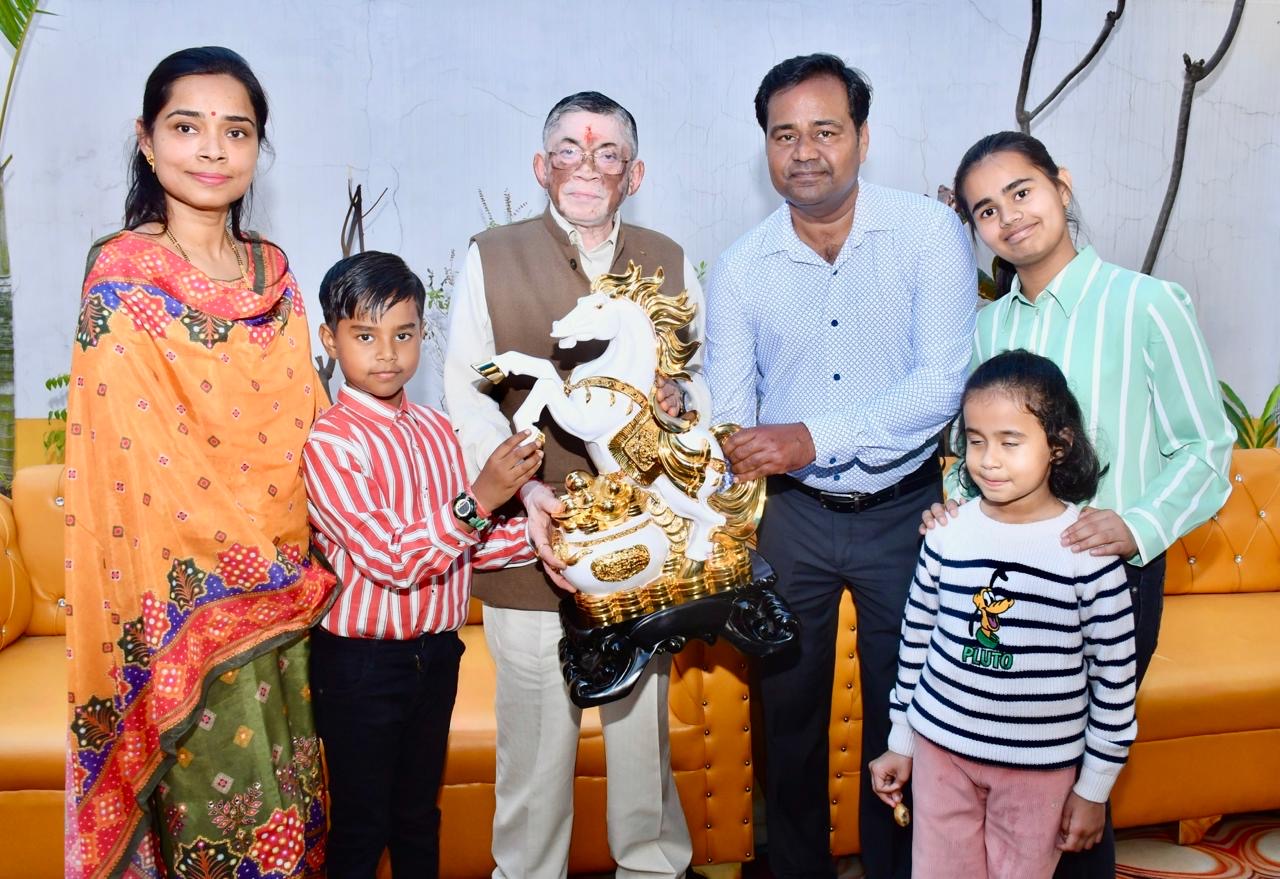 Shri Santosh Gangwar with Shri Prabhat Verma and family